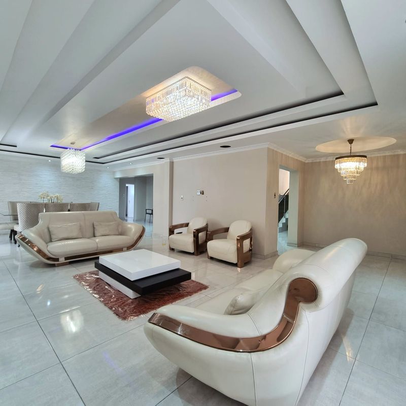 Luxurious Family Home In Sought-After Estate Perfect Entertainers Paradise
