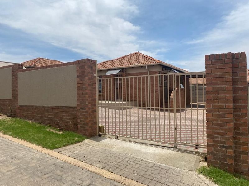 3 Bedroom House for sale in Thatch Hill Estate