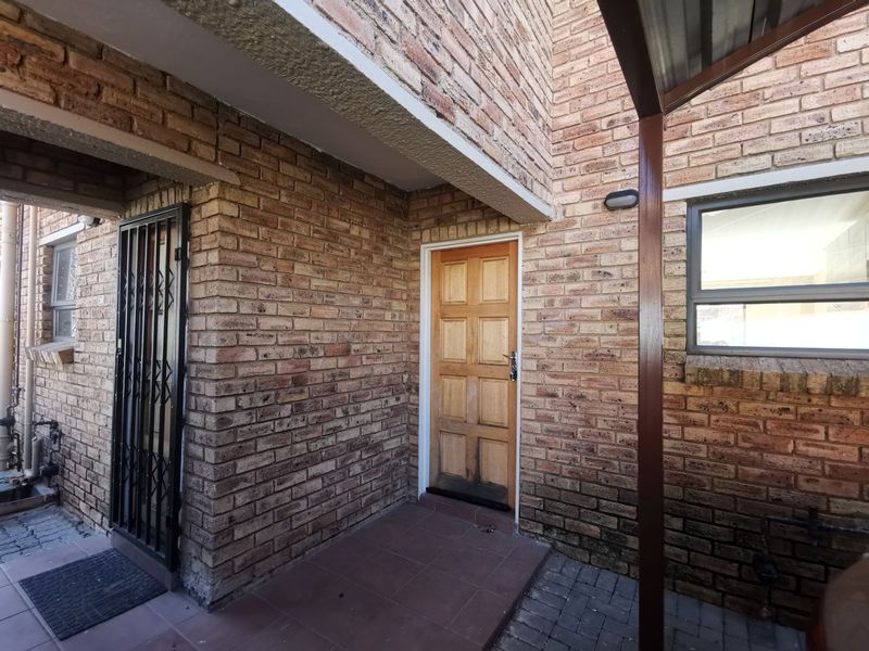 Affordable 2 Bedroom Apartment in Groblerpark, Roodepoort