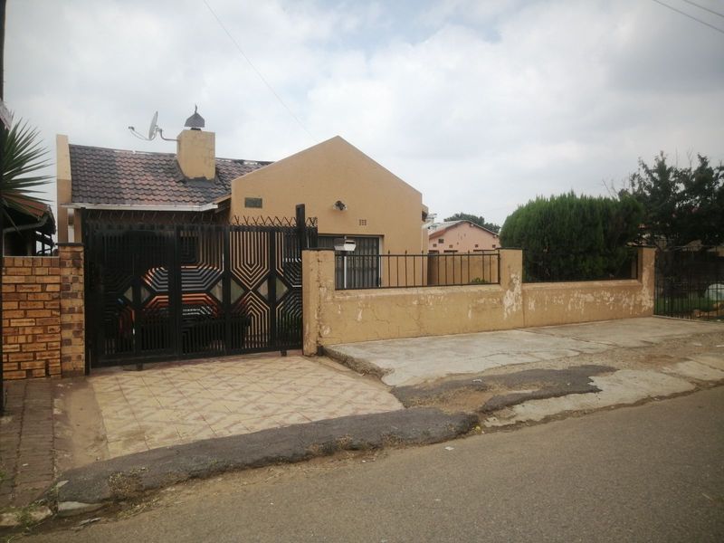 3 Bedroom house in Moroka For Sale