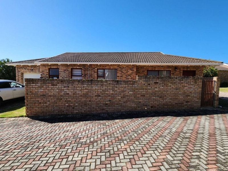 Townhouse For Sale in Jeffreys Bay