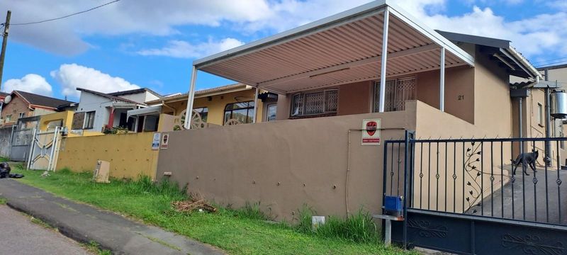 3 Bedroom House With Granny  Cottage in Bayview Chatsworth