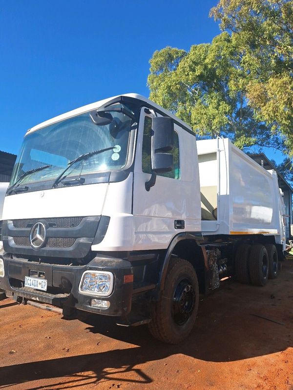 2011 Mercedes with Compactor