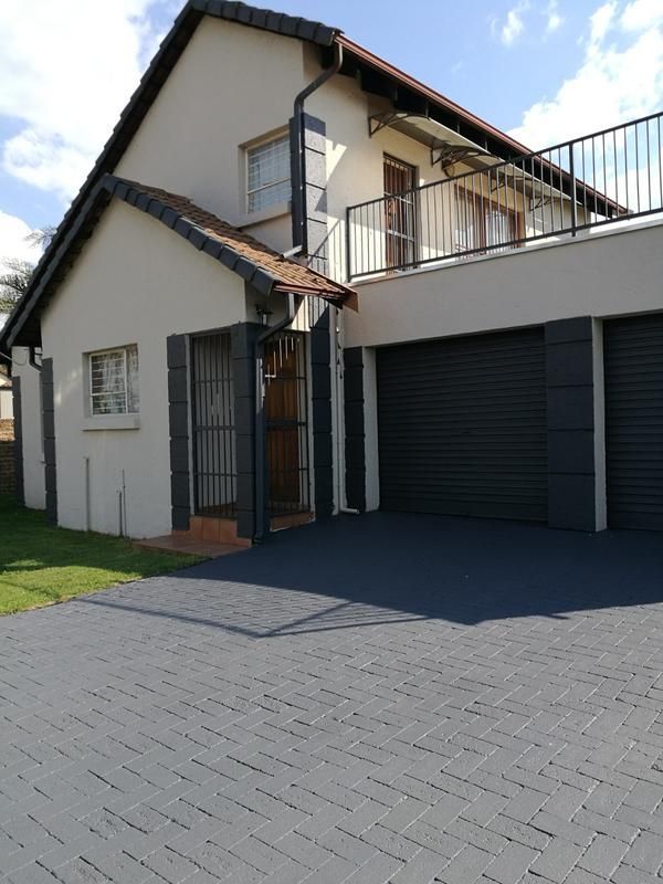 5 BEDROOM HOUSE IN A SECURE COMPLEX IN GLEN MARAIS