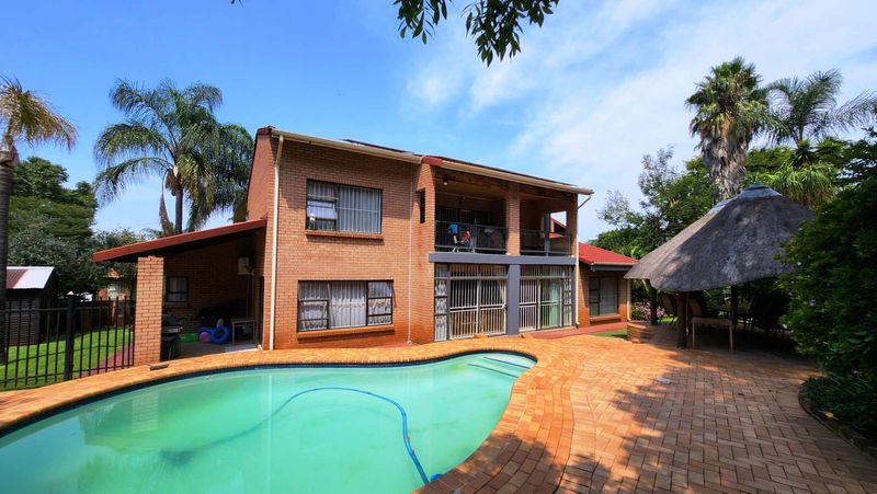 EXCELLENT LOCATION! DOUBLE STOREY STUNNER!