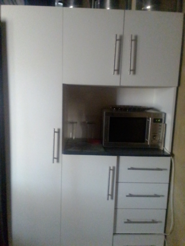 Kitchen unit white in colour with silver handles