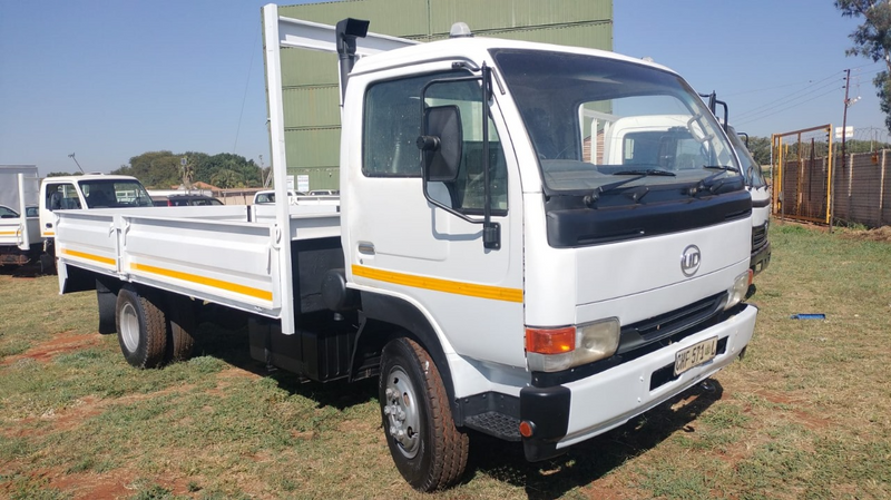 2011 NISSAN UD40 DROPSIDE TRUCK FOR SALE (CT5)
