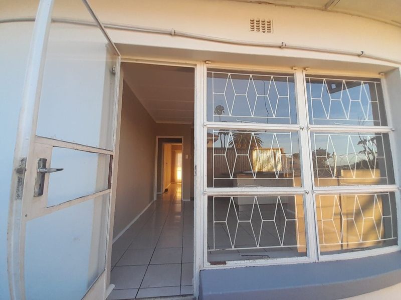 1 Bedroom flat To Let in Heuwelkruin, Despatch.