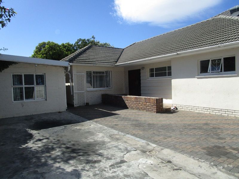 3 bedroom home with an income bearing flatlet in the Avenues