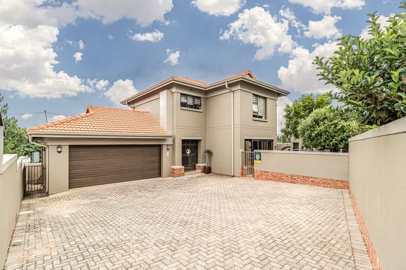 3 Bedroom House For Sale In Ruimsig