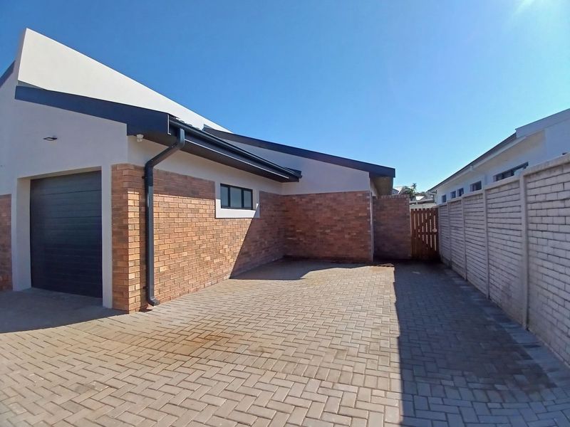 3 Bedroom Townhouse For Sale in Beacon Bay