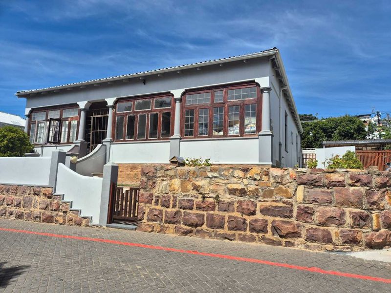 This Historical Jewel with 3 Bedrooms is situated in Mossel Bay Central!