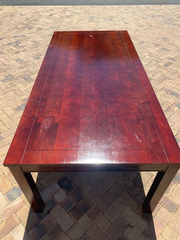 Beautiful 8-seater mahogany-finish dining table in great condition.