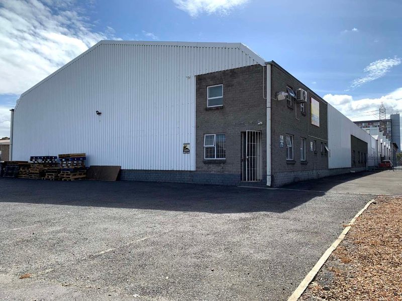 Neat industrial unit with excellent exposure to rent