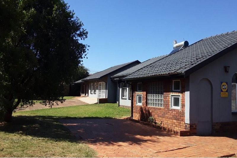 Large Modern 3 Bedroom 2 Bathrooms &amp; 2 x 1 Bedroom Cottages To Rent in Lenasia South Ext1