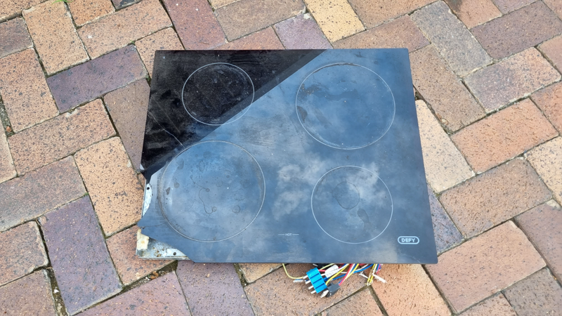 DEFY DHD380 GLASS HOB (CRACKED) USED