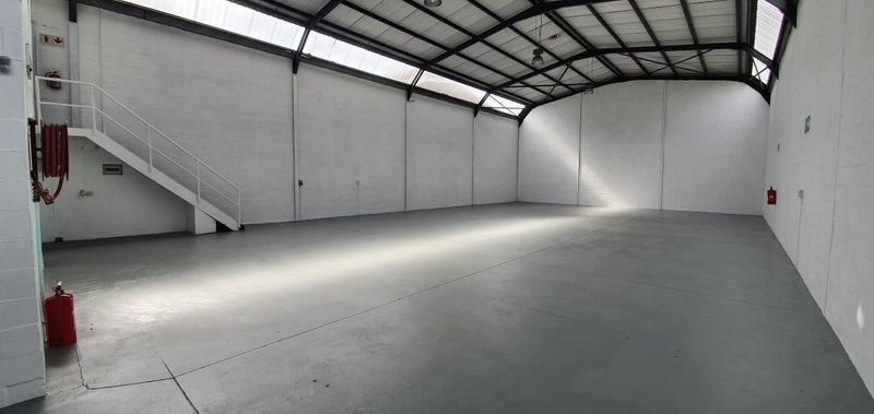 840m2 Warehouse to rent in Montague Gardens, large secure yard area with electric fencing