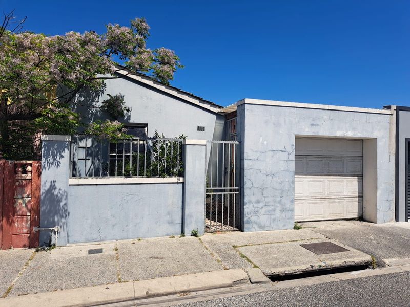 Spacious 5-Bedroom Semi-Detached Home in Portland, Mitchell&#39;s Plain!