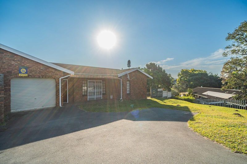 Exquisite, Low-Maintenance Garden Simplex in Charming Cowies Hill Park