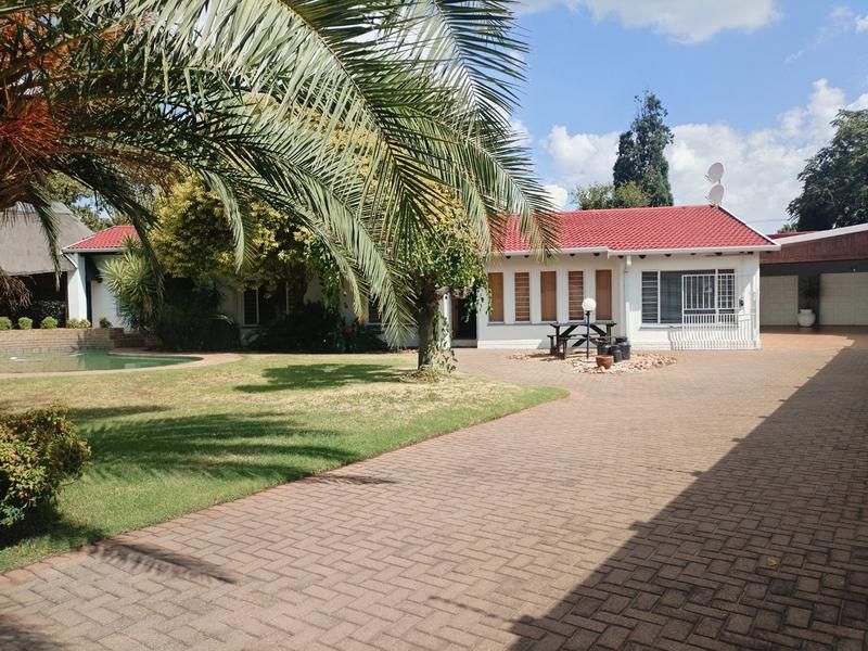 Beautiful 4 bedroom corner stand house for sale in Old Vaalpark