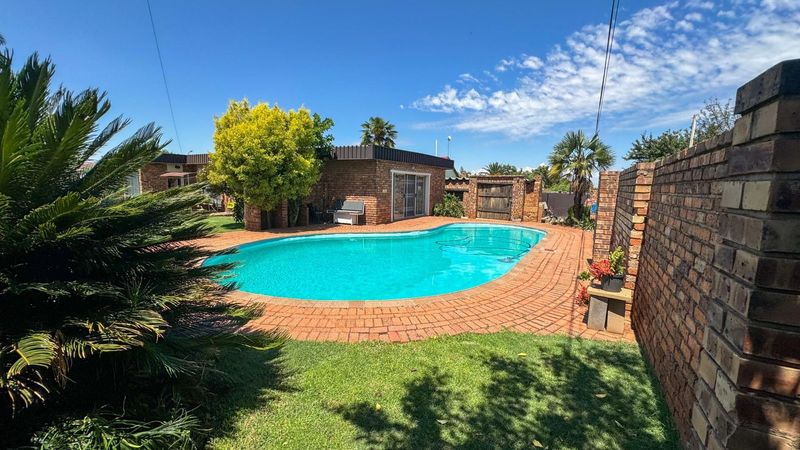 4 Bedroom Entertainers Sanctuary With Swimming Pool