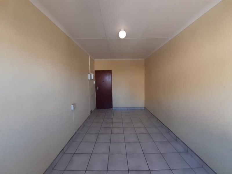 Spacious room in Currie Street, Quigney