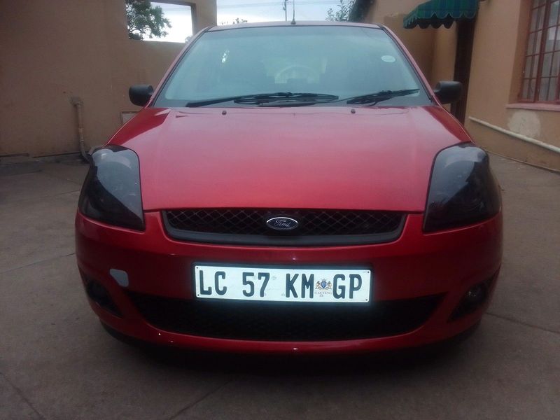 Ford fiesta hatchback 1.4 manual 2006 R50000 negotiable in good condition