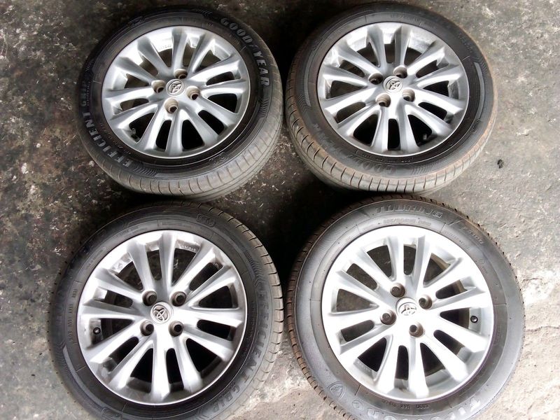 We are selling a set of clean as good as new 15 inch original Toyota Etios mag rims