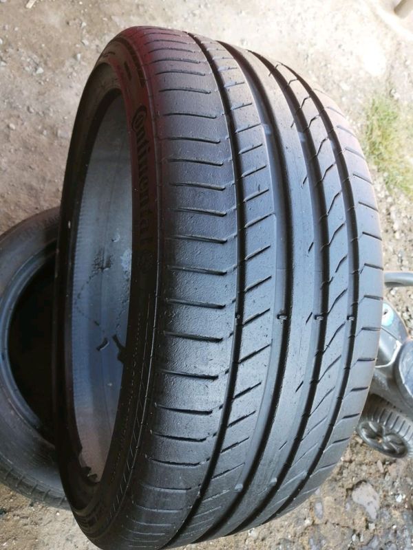 One 225 35 19 Continental tyre with 95% treads available for sale