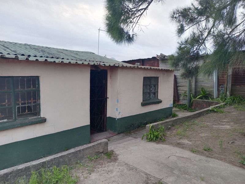 4 Bedroom House For Sale in Gompo Town
