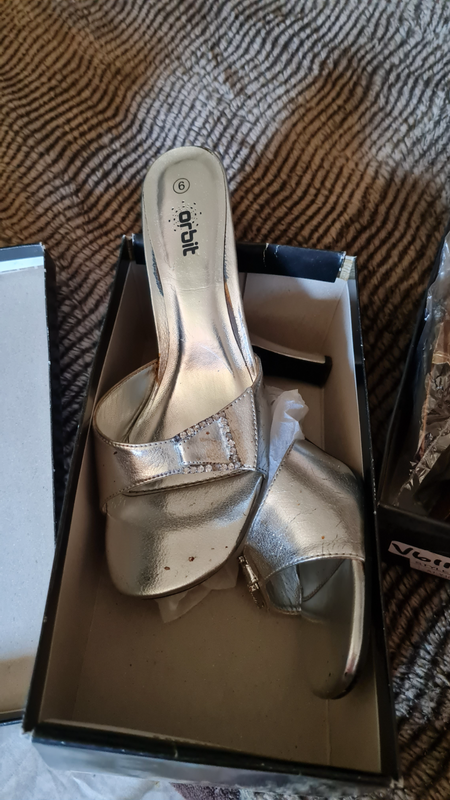 Ladies sandal silver size 6