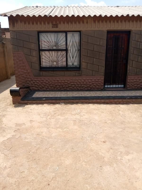 2 bedroom house for sale in temong tembisa for R800000 with 4 outside rooms in the yard with titl...