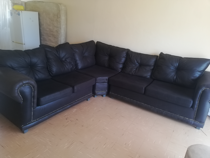 Brand new secondhand lounge, no damages still intact, is for sale. Please contact me for more info
