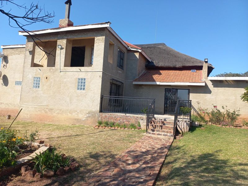 A huge family home with an office space in Elandsfontein!!!