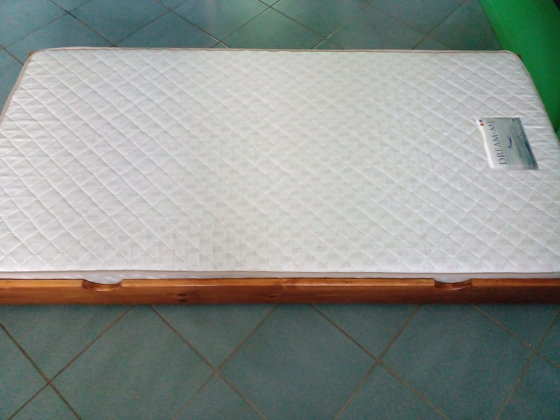 Single wooden underbed on wheels with mattress