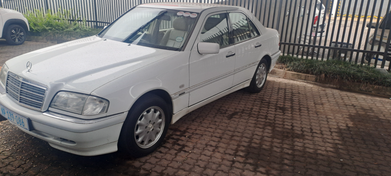 2000 Mercedes-Benz 200 Series Sedan