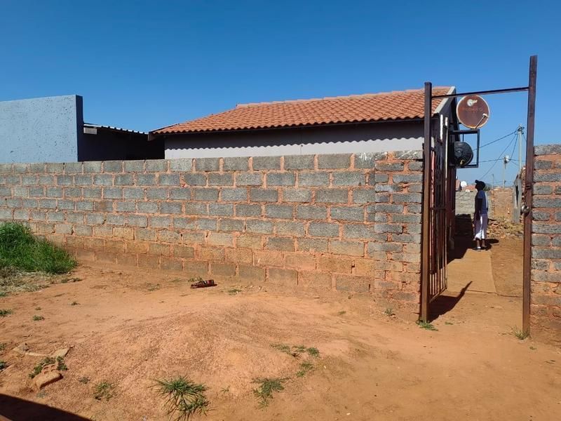 2 bedroom rdp house for sale in lenesia south for R400000 with 2 outside rooms in the yard