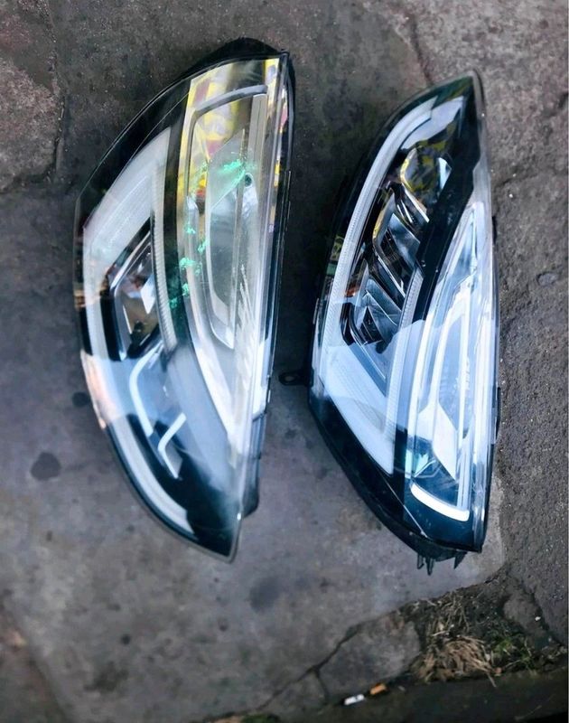 Renault Clio 4 xenon headlights available