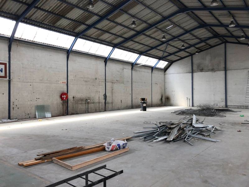 Large warehouse to let in Montague Gardens