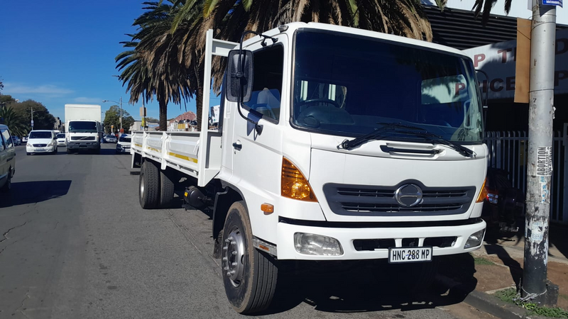 Hino 15257 dropside in a great çondition for sale at a giveaway amount