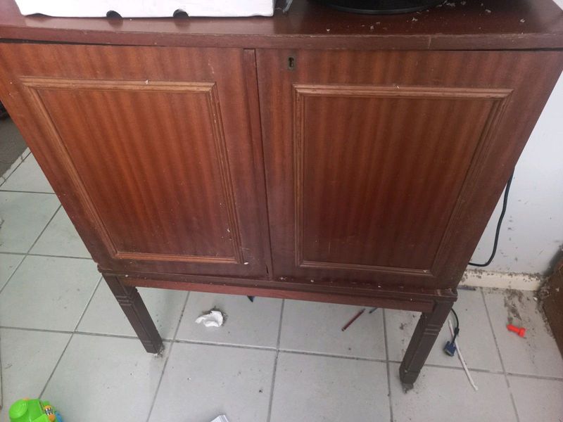 Antique wooden cabinet for sale R1000 negotiable