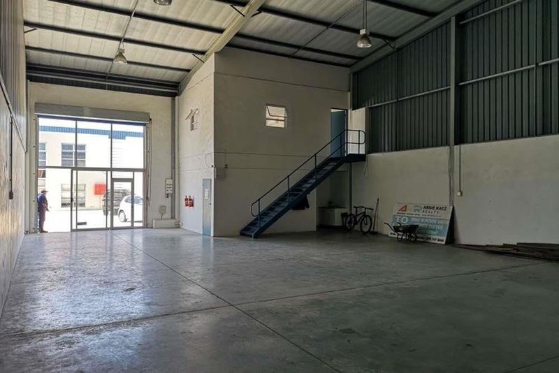 Warehouse To Let in secure complex