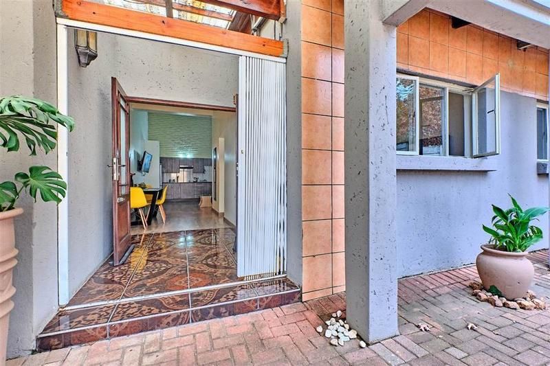 2 bedroom unit for rental in Woodmead