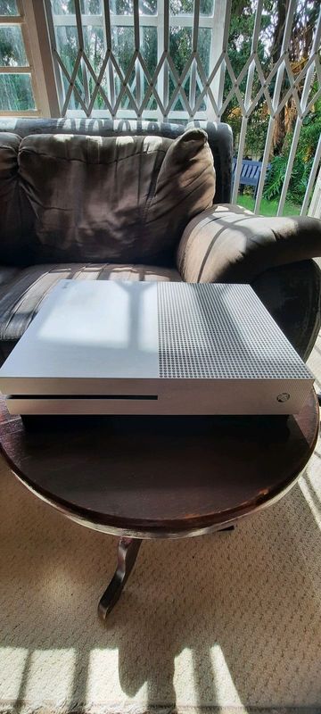 Xbox One S, 1TB Storage &#43; 2 Controllers