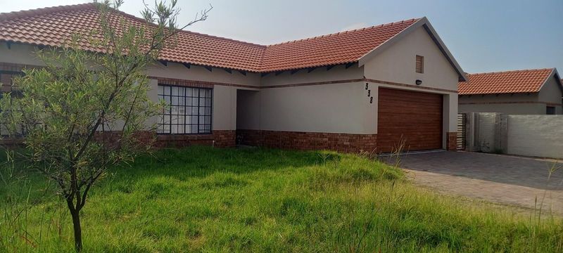 House in Waterkloof East For Sale