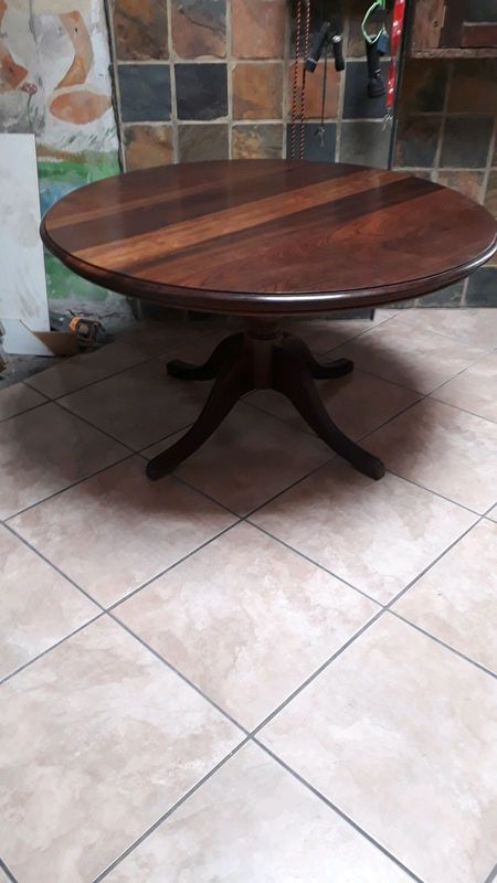 Dining room round table