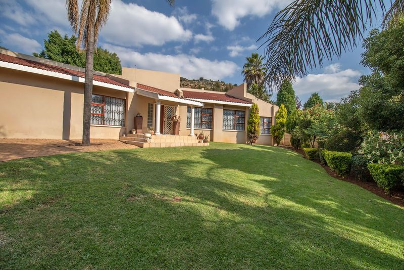 IMMACULATE 4 BEDROOMED HOUSE IN THE BEAUTIFUL STRUBENSVALLEY