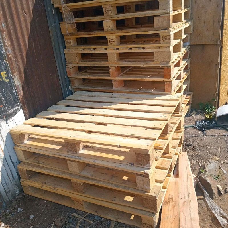 Quality wooden pallets in stock