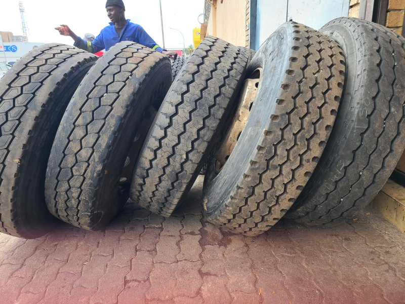 315/80R22.5,12R22.5,385/65R22.5/11R22.5 GOOD QUALTY SECOND HAND TRUCK AND TRAILER TYRES: 0745134568