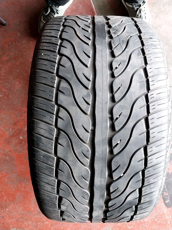 One 315 35 20 normal tyre with 90% tread available for sale